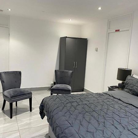 Luxurious 2-Bed Apartment In Woolwich 런던 외부 사진
