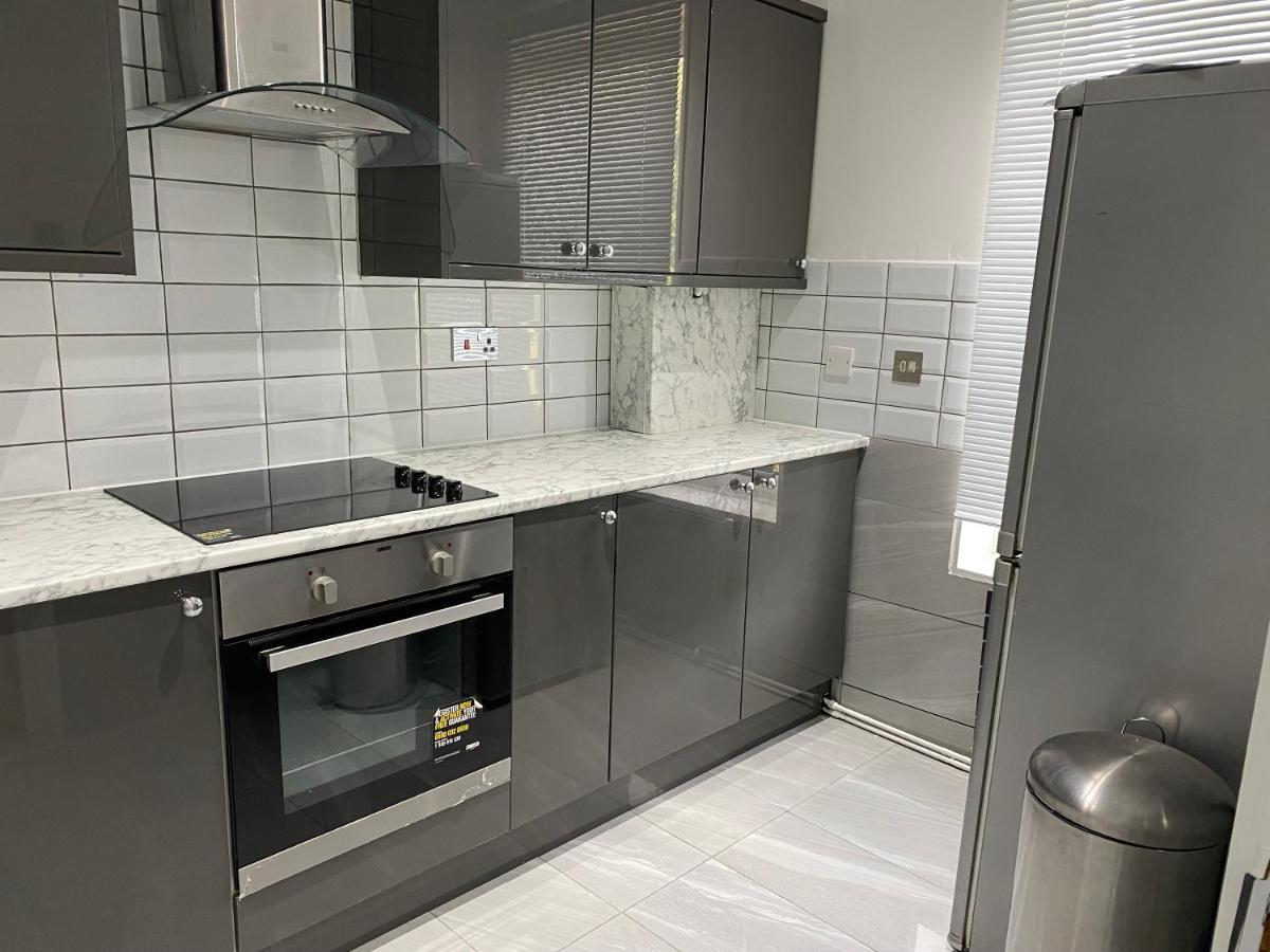 Luxurious 2-Bed Apartment In Woolwich 런던 외부 사진