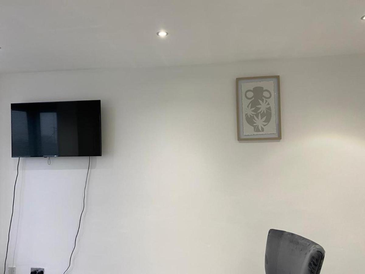 Luxurious 2-Bed Apartment In Woolwich 런던 외부 사진