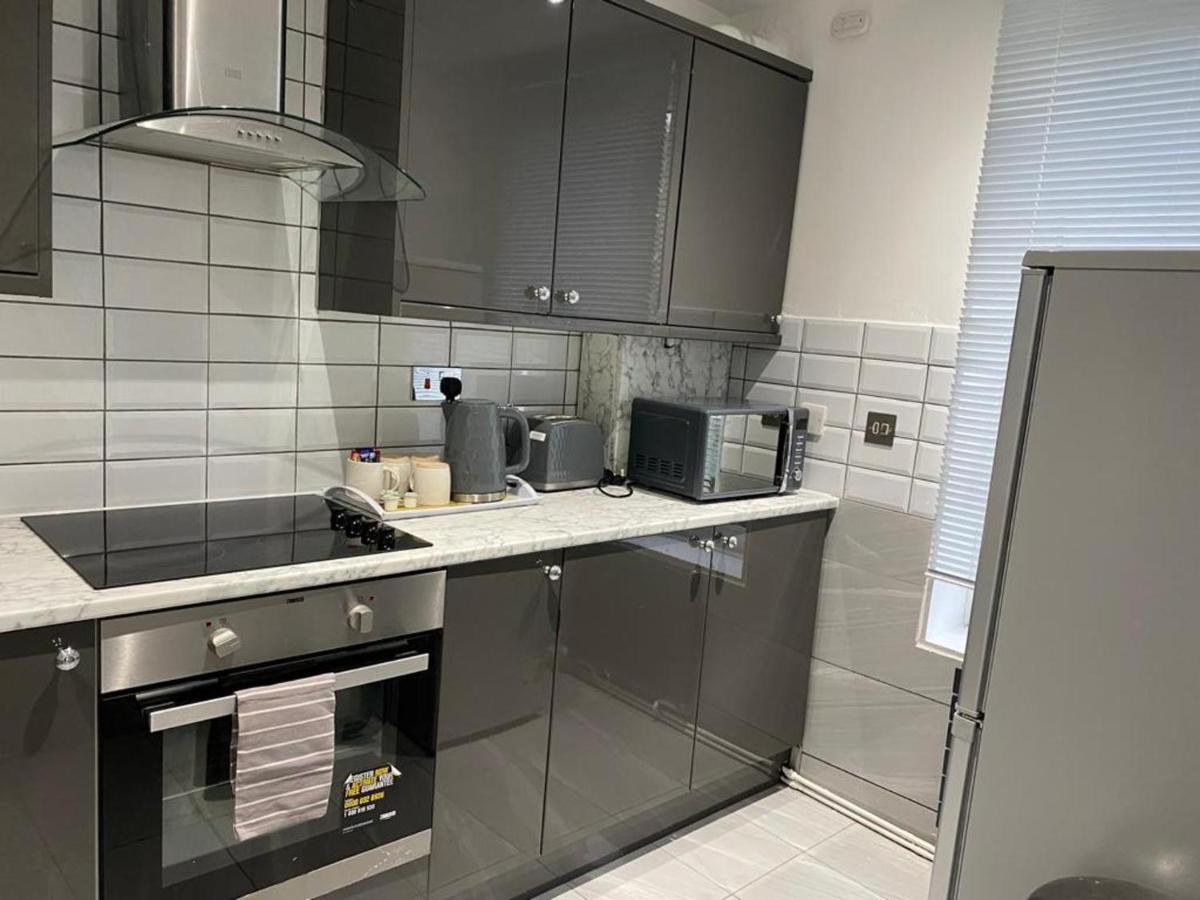 Luxurious 2-Bed Apartment In Woolwich 런던 외부 사진