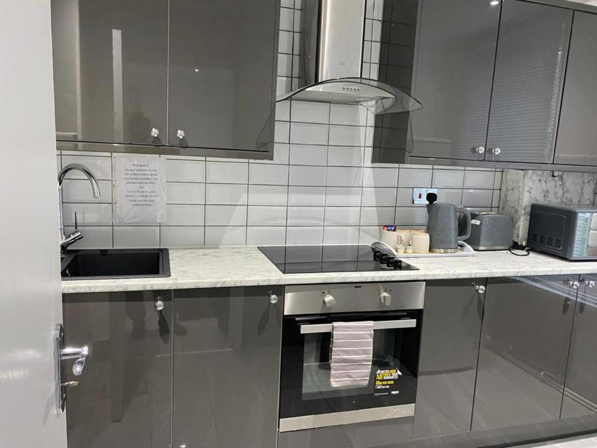 Luxurious 2-Bed Apartment In Woolwich 런던 외부 사진